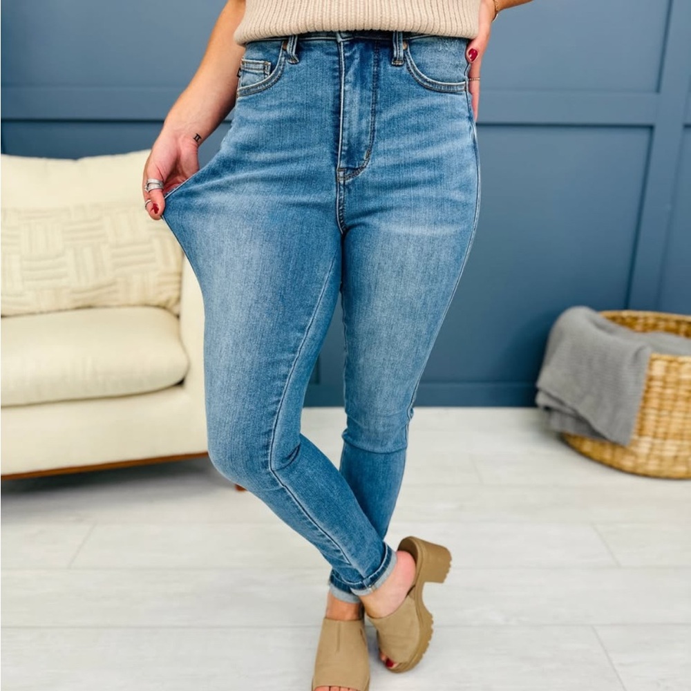 JUDY BLUE Butt Lifting/Tummy Control Stretch Jeans